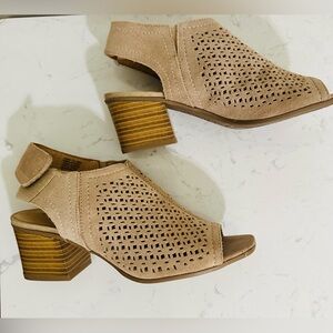 NWOT- Women Sonoma Nude Suede Peep-Toe Block Heel Sandals - Size 8